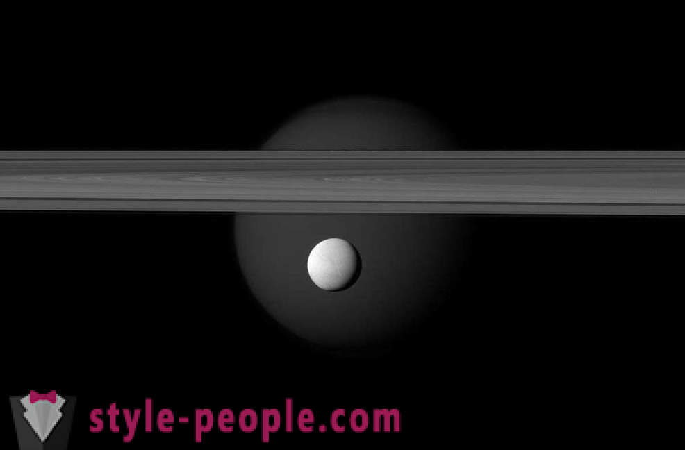 Szósty satelita Saturna w obiektywie