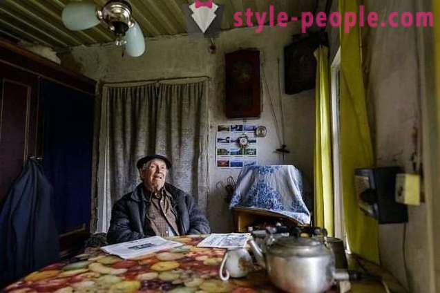 85-letni nauczyciel wieś zgromadził w domu, ale dał pieniądze na sieroty
