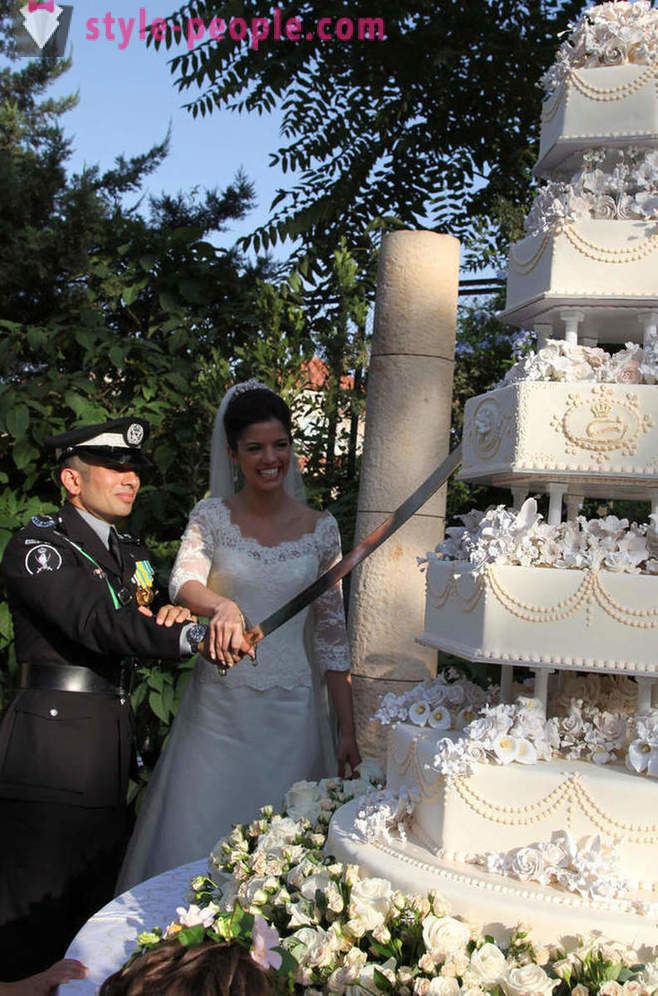 Wybór uderzające królewskie ciasta weselne