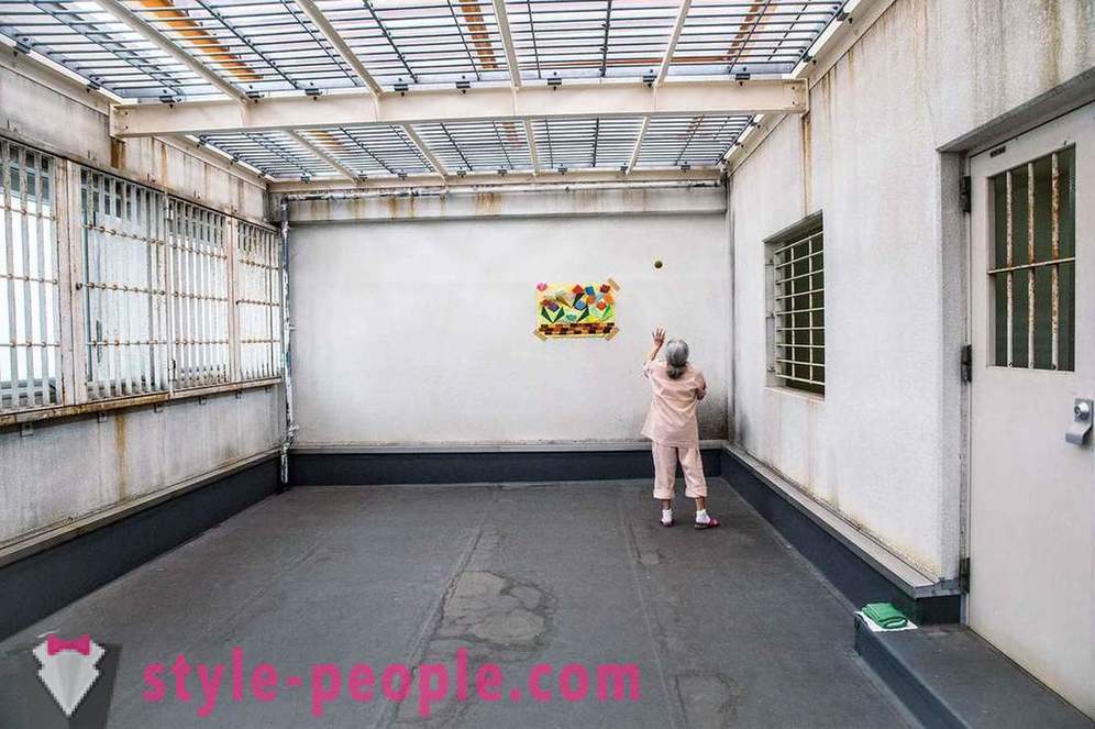 Starsi Japończycy mają tendencję do miejscowego więzienia