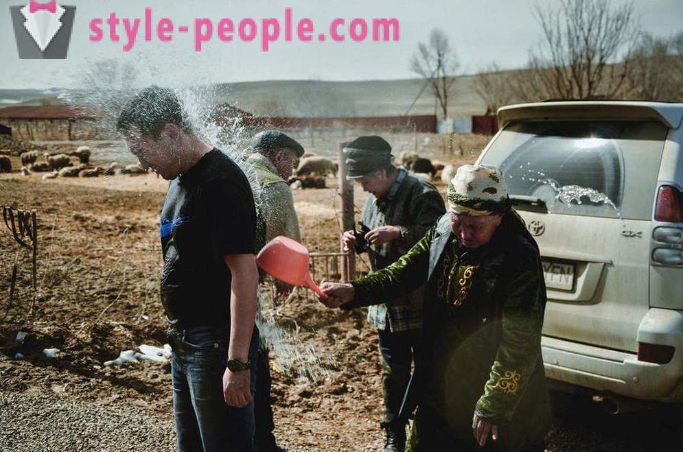 Zachód fotograf spędził dwa miesiące odwiedzenie kazachskiej szamana