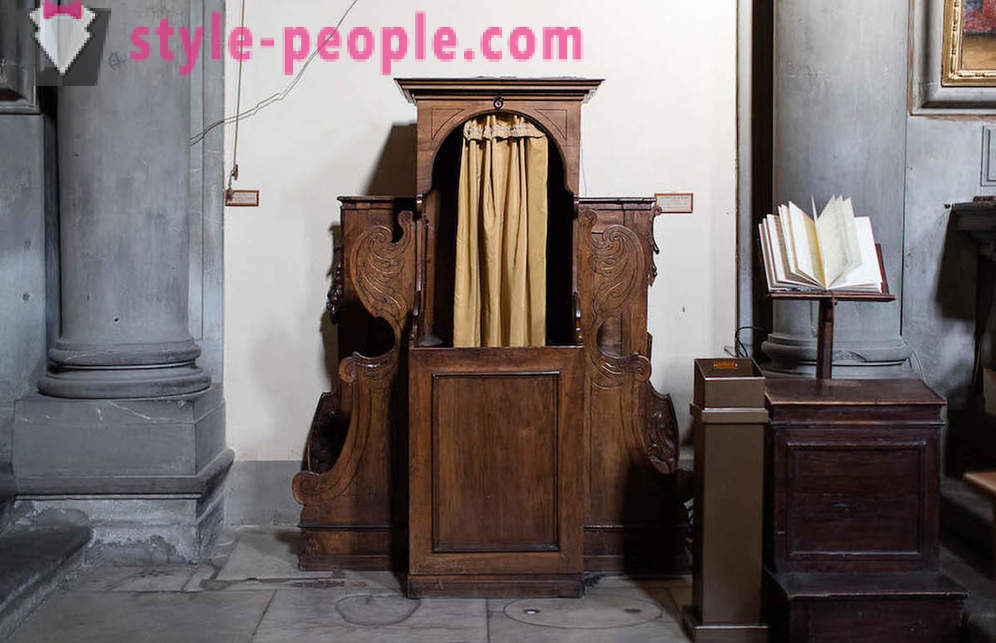 Konfesjonały we włoskim kościele. Fotograf Marcella Hakbardt