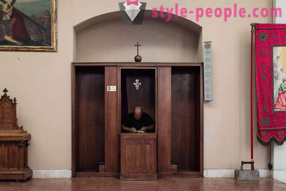 Konfesjonały we włoskim kościele. Fotograf Marcella Hakbardt