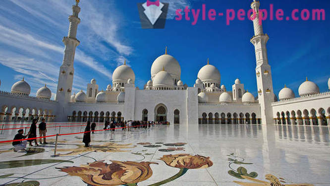 Sheikh Zayed Mosque - główną wizytówką niewypowiedziane bogactwo emiratu Abu Zabi