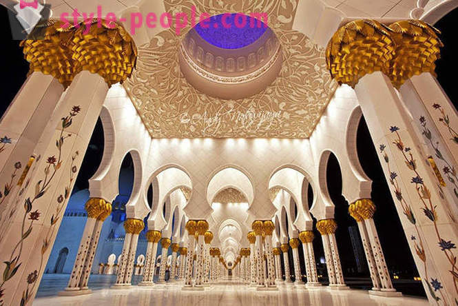 Sheikh Zayed Mosque - główną wizytówką niewypowiedziane bogactwo emiratu Abu Zabi
