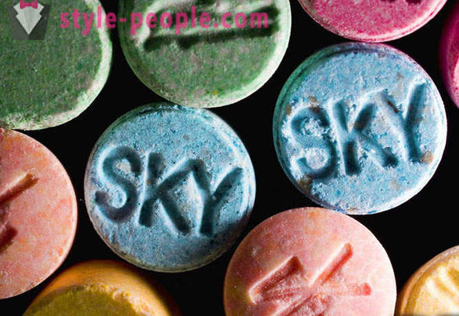 Że 9 najpopularniejszych szkodliwych substancji, w tym alkoholu, LSD i kofeiny zrobić z mózgiem