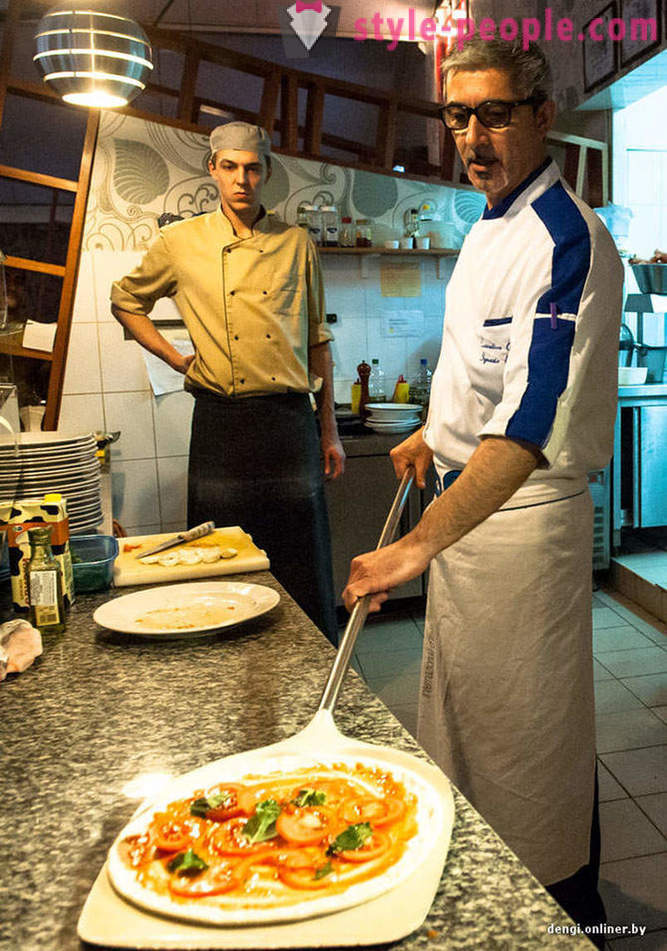 Włoski kucharz stara białoruską pizzę