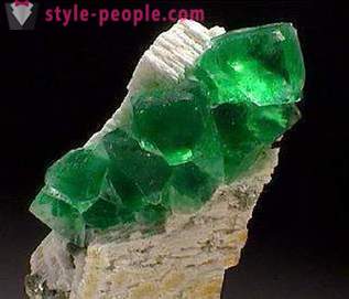 Zielone kamienie szlachetne: szmaragd, Demantoid, turmalin