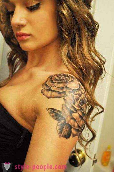Piękny tatuaż dla dziewczyn na ramieniu