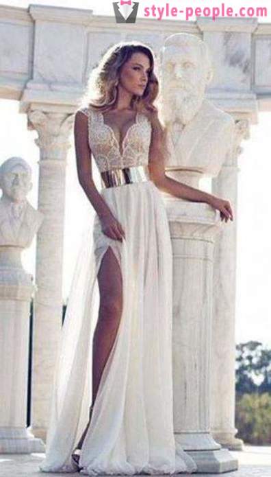 Biała sukienka na podłodze - stylowy strój