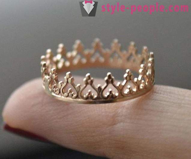 Pierścień w kształcie korony. Złoty, srebrny pierścień