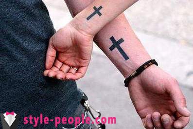 Krzyż tatuaż na ramieniu. jego wartość