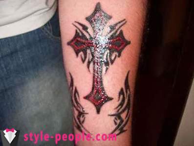 Krzyż tatuaż na ramieniu. jego wartość