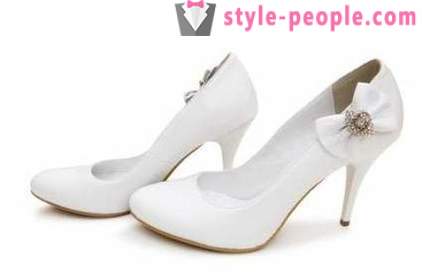 Białe buty dla mody