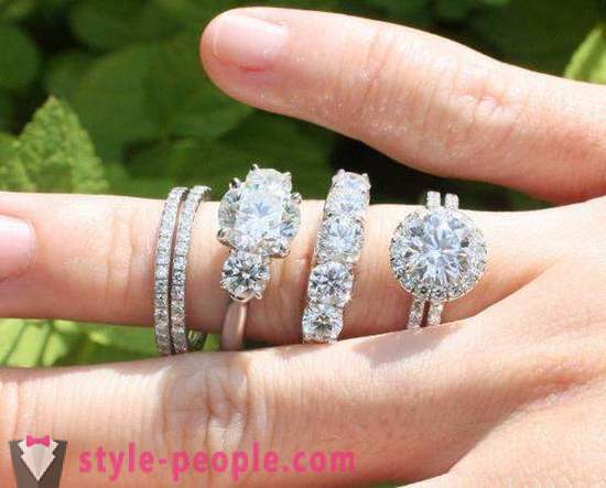 W pewnym palcu nosić pierścionek zaręczynowy? Obrączki: fotografia