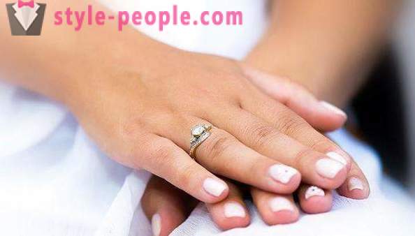 W pewnym palcu nosić pierścionek zaręczynowy? Obrączki: fotografia