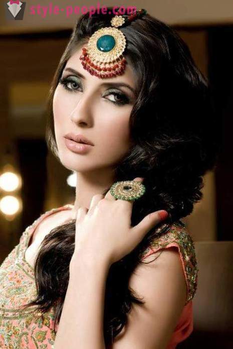 Arabski makijaż jako sposób podkreśla ich atrakcyjność i seksualność