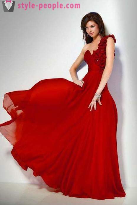 Modna czerwona sukienka podłoga